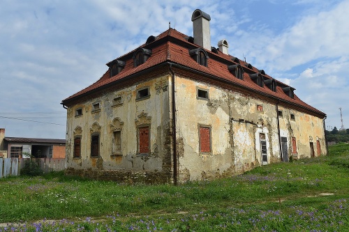 Schátraný, pôvodne renesančný kaštieľ v obci Vlková.