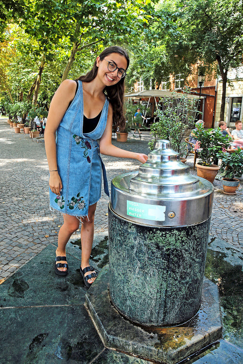 Sára (19) z Bratislavy z fontány nepije, pretože sa bojí bacilov - Hviezdoslavovo námestie.