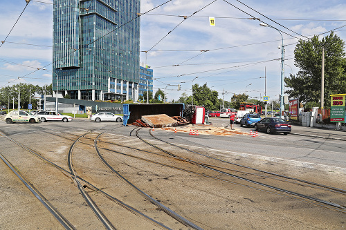 Vyvrátený náves zablokoval na križovatke električkovú dopravu a obmedzil v jazde vodičov áut.