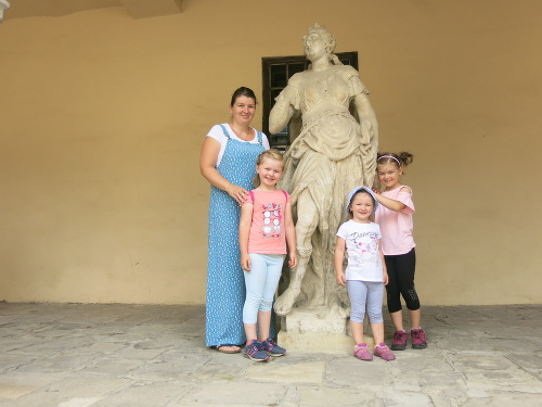 Žilinčankám Silvii (37), Veronike (5), Terezke (2) a Kristínke (6)  sa sochy veľmi páčili.