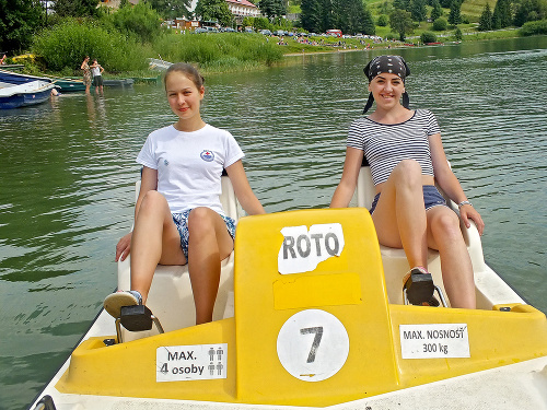 Kamarátky Alexandra (17) a vpravo Jaroslava (19) si na Palcmanskej Maši vyskúšali vodný bicykel.