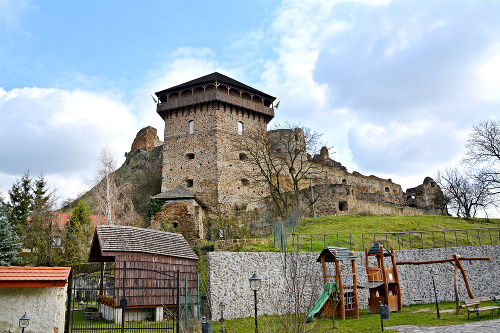 Za zhliadnutie stojí aj Fiľakovský hrad.