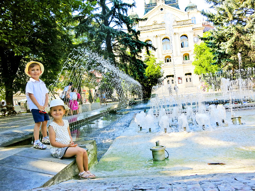 Osvieženiu pri fontáne sa oddávali aj Kristínka (6) a Miško (4) z Prešova.