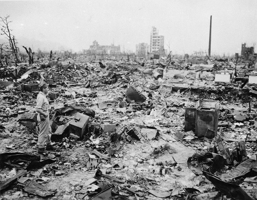 Snímka z 8. septembra 1945. Takúto spúšť zanechal výbuch jadrovej bomby.