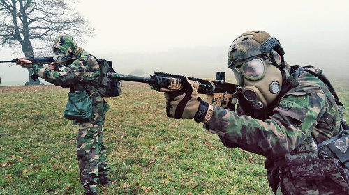 Slovenskí branci chodia precvičovať vojenskú taktiku do lesa.
