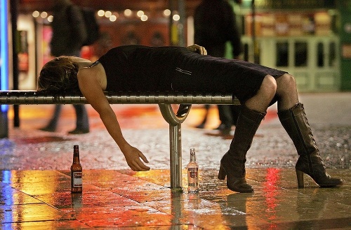 Spitá mládež: Alkohol objavujú už tínedžeri, ktorí však nevedia bezpečne piť a naozaj im to škodí na mozog.
