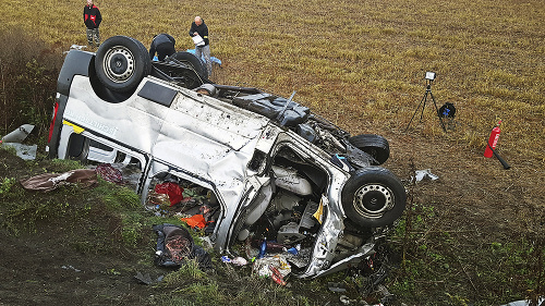 Auto smrti: Ostalo prevrátené pri ceste, ozývalo sa z neho zvonenie mobilov.