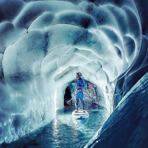 Krásy ľadovej jaskyne sa môžu prezerať aj na paddleboarde.