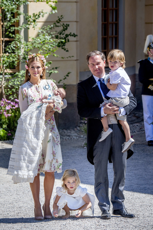 Princezná Madeleine s rodinou počas krstu najmladšej dcérky Adrienne