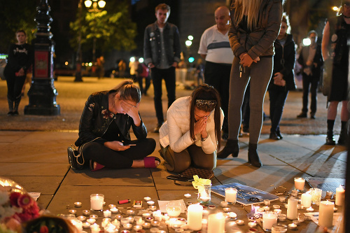 Na mieste tragédie horia stovky sviečok na znak spomienky na obete masakru. 