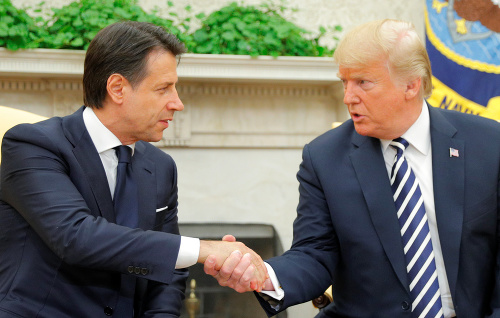 Giuseppe Conte a Donald Trump sa stretli v Bielom dome.