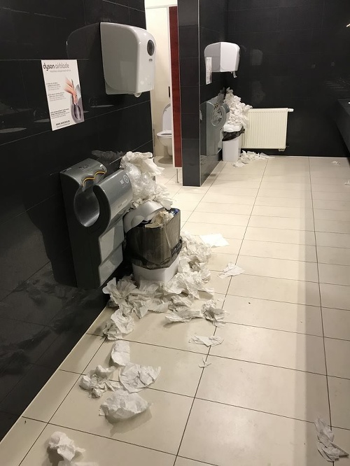 Takto vyzerali toalety na letisku 23.07.2018.