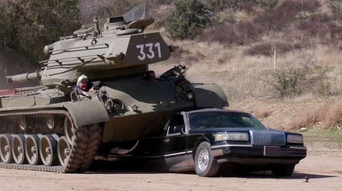 Jay Leno a Arnold si užili jazdu tankom.