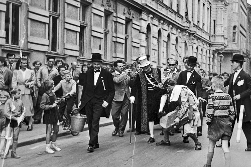 1959 - Rozlúčka s vysokou školou: Rudolf Schuster ako cechmajster v bielom cylindri (v strede).