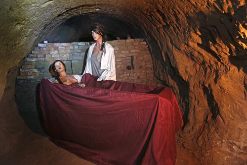 Krvavý kúpeľ: Na konci podzemia na vás čaká sama Bátorička v krvavom kúpeli.