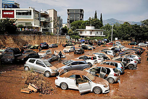 26.7.2018 - Na severe Atén sú ulice plné vody a blata.