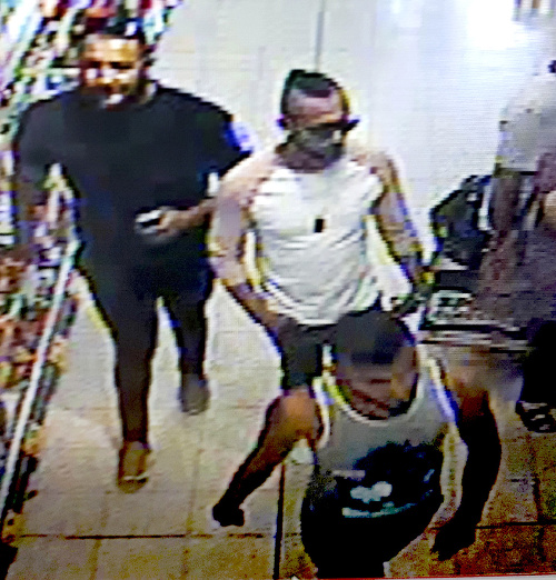Páchateľov v obchode zachytili kamery.