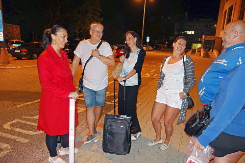 Rodiny Jána aj Jara popri čakaní na odvoz domov ešte čulo diskutovali.