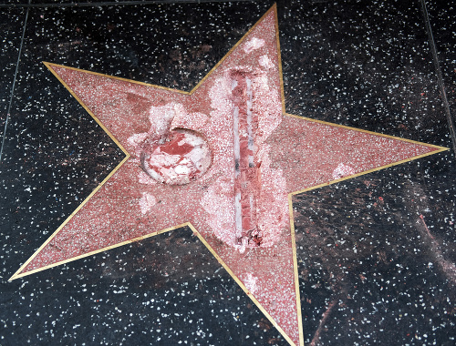 Trumpova hviezda na chodníku slávy je zničená.