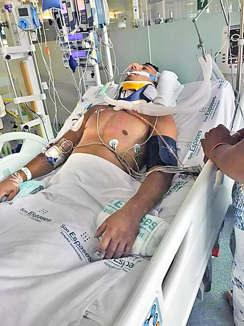 Richard leží v nemocnici v Palme a nedokáže dýchať bez asistencie.