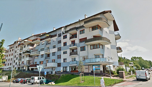 Útok sa mal stať v bytovke v Bratislave.