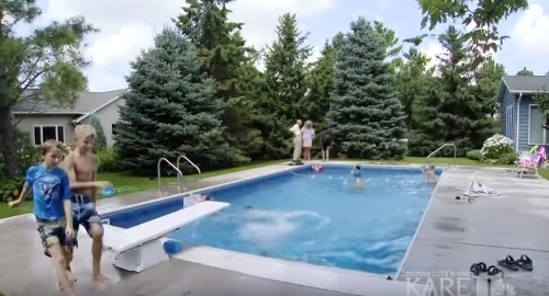 Muž na svojom pozemku vybudoval bazén pre deti zo susedstva.