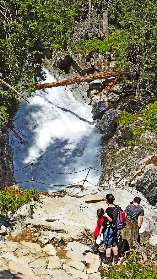 Studenovodské vodopády: Turisti sa v sobotu prišli fotiť ku skale, ktorá bola vo štvrtok kompletne zaplavená.