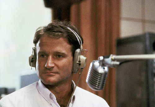 Moderátora stvárnil vo filme americký herec Robin Williams.
