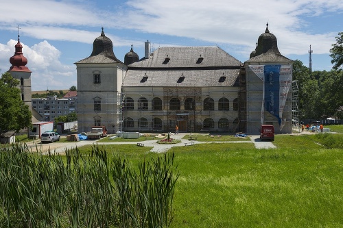 Kaštieľ v Hanušovciach nad Topľou, patriaci pod Krajské múzeum v Prešove, počas opravy fasády.