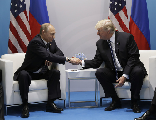 Putin a Trump si podali ruky. 