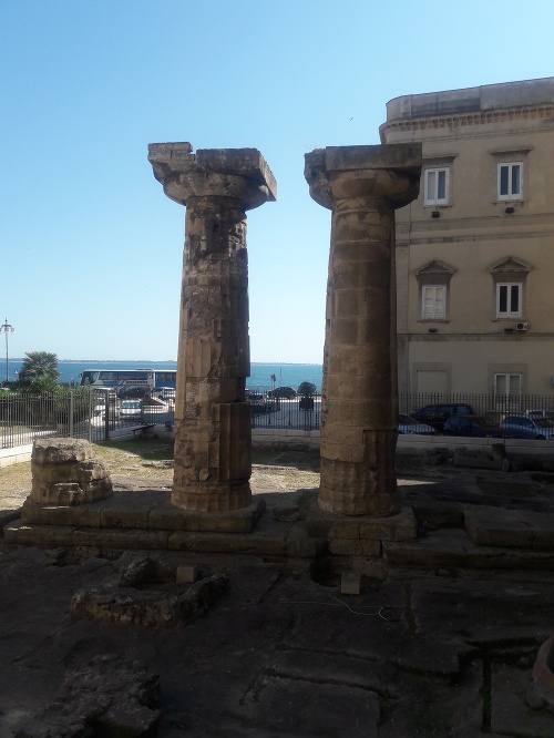 Pôvodné stĺpy v meste Taranto boli obstavané modernými budovami. Ich vznik datujú do roku 560 pred našim letopočtom.