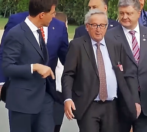 Ukrajinský prezident Petro Porošenko (vpravo) musel Junckera podopierať.