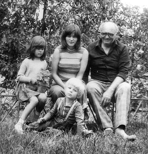 Na Záhorí: Biba (vľavo), jej mamina, brat Martin a dedko.