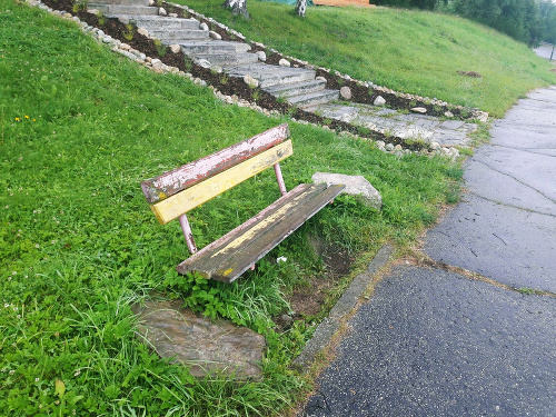 Aj niektoré lavičky majú od príťažlivosti poriadne ďaleko.