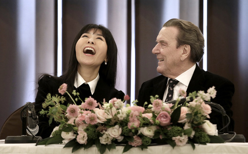 Bývalý nemecký kancelár Gerhard Schröder a jeho manželka, Juhokórejčanka Kim So-jon.