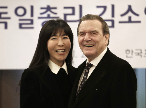 Bývalý nemecký kancelár Gerhard Schröder a jeho manželka, Juhokórejčanka Kim So-jon.