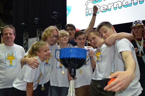 Team TalentumSAP vyhral svetovú súťaž First Lego League.