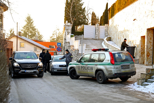 Polícia ešte niekoľko hodín po incidente zaisťovala všetky dôkazy v Kňažkovom dome.