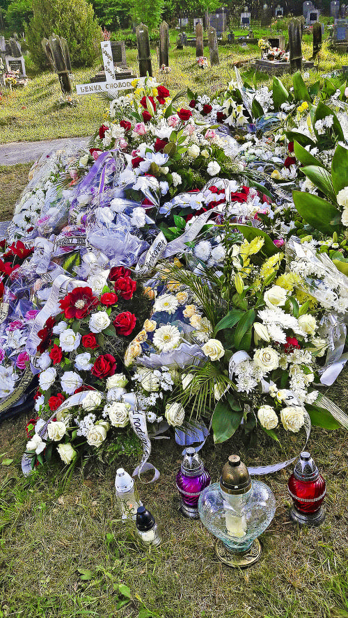 Krásnu blondínku pochovali v Pliešovciach, jej priateľ je obvinený zo zabitia.