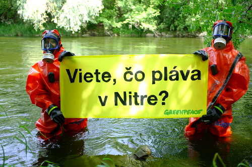 Greenpeace upozorňuje na znečistenie rieky Nitra.