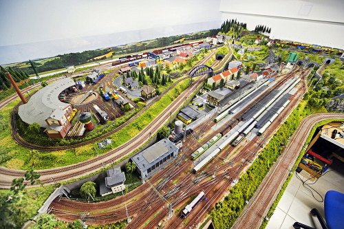 Maketa železnice sa rozprestiera na ploche 24 m².