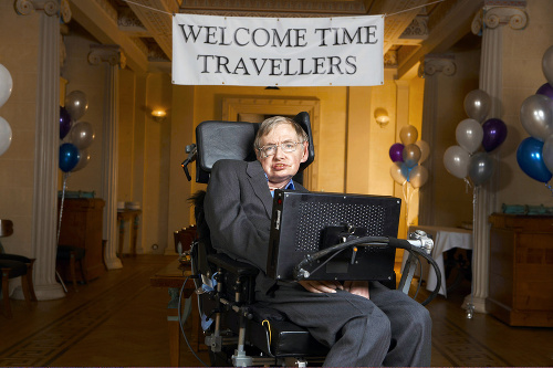 Párty: Vedec Stephen Hawking na párty, ktorú usporiadal pre cestovateľov v čase.