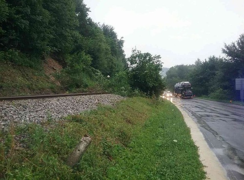 Premávku na železničnej trati na Orave museli pe zosuv pôdy a stromov zastaviť.