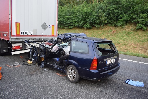 Vodič osobného auta na aute s číslom okresu Skalica zozadu narazil do kamióna z Francúzska.