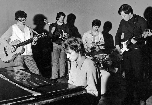 Skupina prúdy (1968): KeďVargu vyhodili z konzervatória začal hrávať spolu s Paľom Hammelom.