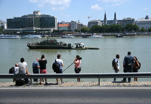 Maďarská polícia uzatvorila v noci na štvrtok 5. júla 2018 v Budapešti okolie Alžbetinho mosta (na snímke), pod ktorým našli v koryte Dunaja bombu z druhej svetovej vojny. 