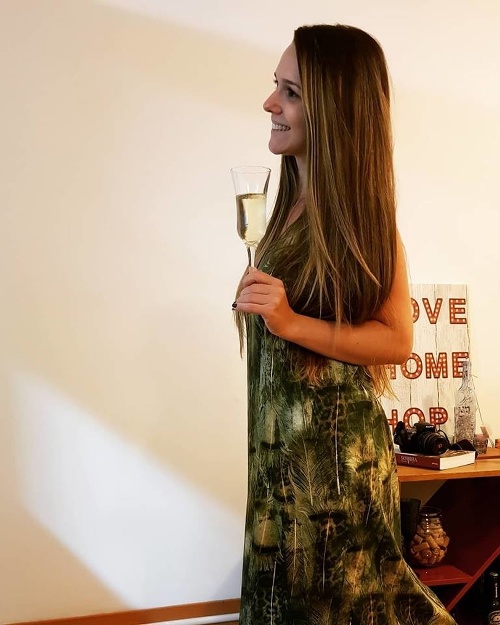 Žena 31. mája zdieľala fotku s pohárom vína v ruke.