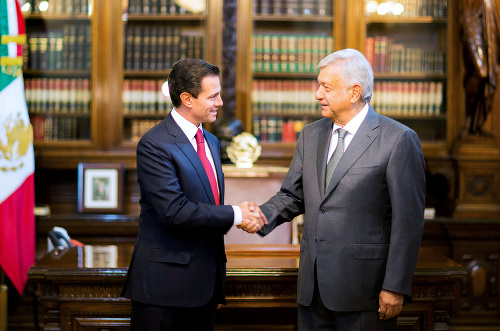 López Obrador (vpravo) sa stretol so súčasnou hlavou Mexika Enriquem Peňom Nietom.