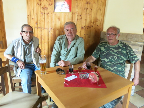Trojica štamgastov Peter (66), Adam (64) a Ivan (66) vedia veľmi dobre, čo Medzilaborce potrebujú.
