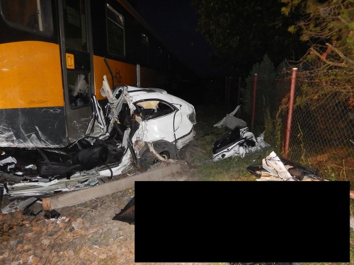 Vodič († 28) osobného auta pri zrážke s vlakom zahynul.